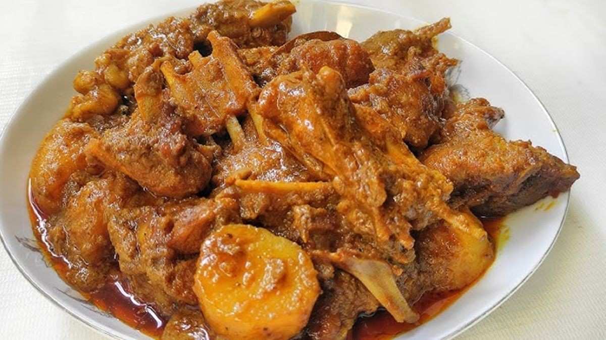 মাংস ও প্রধান উপকরণসমূহ: খাসির মাংস (হাড় সহ) - ৫০০ গ্রাম (মাঝারি টুকরো), আলু - ২টি (বড়, মাঝখান থেকে অর্ধেক করে কাটা), পেঁয়াজ - ২টি (বড়, কুচি করা), আদা বাটা - ১ টেবিল চামচ এবং রসুন বাটা - ১ চা চামচ।