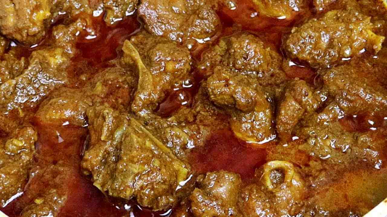 গুঁড়ো ও বাটা মশলা: হলুদ গুঁড়ো - ১ চা চামচ, নুন - স্বাদ মতো, চিনি - ১ চা চামচ (স্বাদ ও রঙের জন্য), শুকনো লঙ্কা গুঁড়ো - ১ চা চামচ (বা ঝাল অনুযায়ী), জিরে গুঁড়ো - ১/২ চা চামচ, ধনে গুঁড়ো - ১/২ চা চামচ।