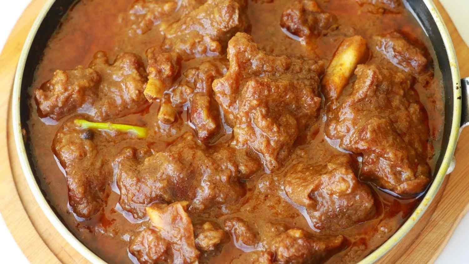 রান্নার তেল ও বিশেষ মশলা: সর্ষের তেল - পরিমাণ মতো (প্রায় ৪ টেবিল চামচ), পেঁয়াজ (বেরেস্তার জন্য) - ১টি (মিহি করে কুচি করা), কিসমিস - ১৫-২০টি (বিশেষ পেস্ট - এই কিসমিস ও বেরেস্তার পেস্টই হল মনোহারী পদের মূল আকর্ষণ)। 