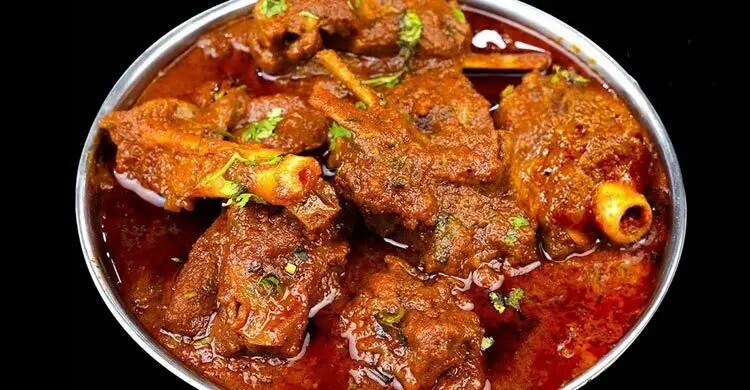 মনোহারী পেস্ট তৈরি: কড়ায় তেল গরম করে কুচি করা পেঁয়াজ ভেজে গাঢ় বেরেস্তা তৈরি করুন। বেরেস্তা তুলে নিন। ভেজে রাখা বেরেস্তা এবং কিসমিস সামান্য জল দিয়ে মিহি করে বেটে একটি ঘন পেস্ট তৈরি করুন। 