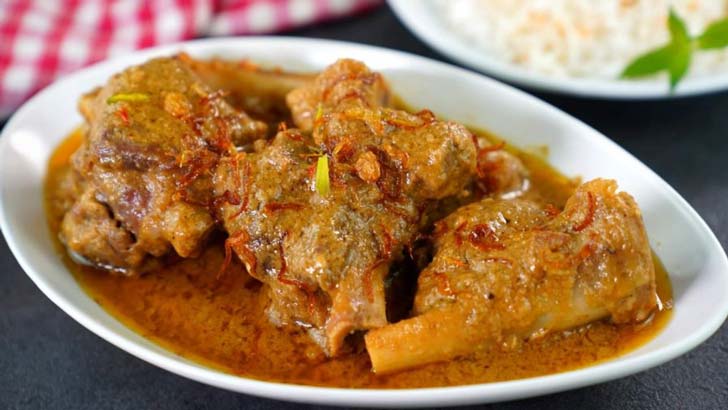 মাংস কষানো: কড়ায় সর্ষের তেল দিয়ে তেজপাতা, শুকনো লঙ্কা ও আস্ত গরম মশলা (দারচিনি, এলাচ, লবঙ্গ, গোলমরিচ) ফোড়ন দিন। বাকি পেঁয়াজ কুচি ও চিনি দিয়ে হালকা ভেজে নিন। ম্যারিনেট করা মাংস দিয়ে দিন। গুঁড়ো মশলা (জিরে, ধনে, শুকনো লঙ্কা) দিয়ে মাংস খুব ভাল করে কষাতে থাকুন। তেল ছাড়া পর্যন্ত কষান।