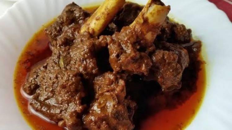 আলু দেওয়া ও দমে রান্না: মাংস অর্ধেক সেদ্ধ হয়ে এলে ভেজে রাখা আলু ও সামান্য গরম জল দিয়ে দিন। এই সময়ে তৈরি করে রাখা বেরেস্তা-কিসমিসের পেস্ট যোগ করুন। মাংস ও আলু পুরোপুরি সেদ্ধ না হওয়া পর্যন্ত ঢাকনা দিয়ে দমে রান্না করুন। ঝোল কমে এলে গরম মশলার গুঁড়ো ও সামান্য ঘি ছড়িয়ে দিন।