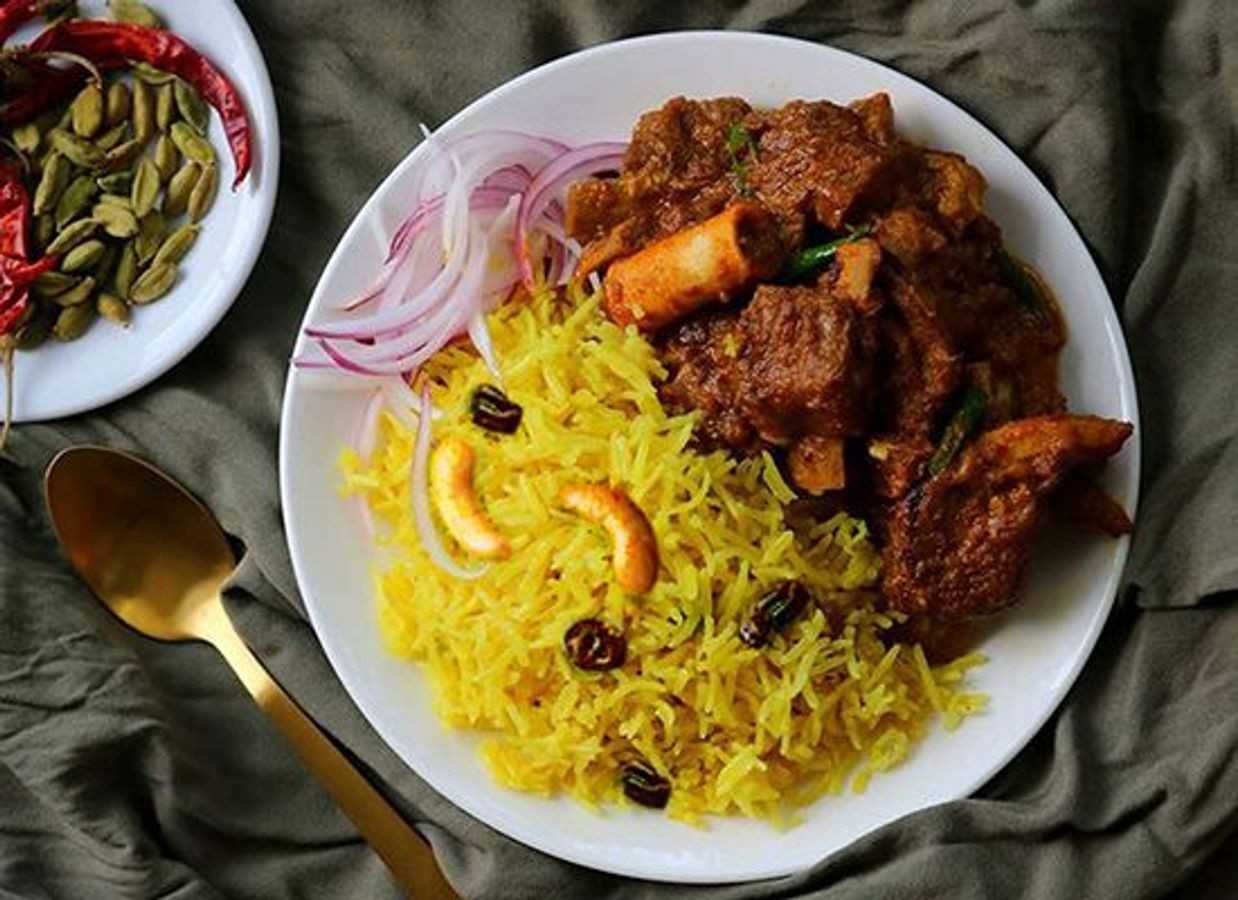 পরিবেশন - কালীপুজোর ভোজ: আপনার ঐতিহ্যপূর্ণ মাংসের মনোহারী পদ প্রস্তুত। এই পদটি পোলাও, লুচি, পরোটা বা গরম সাদা ভাতের সঙ্গে পরিবেশন করা যায়। কালীপুজোর রাতে এই পদটি ভোজকে করে তুলবে মনোহারী!   (এই প্রতিবেদনটি ‘আনন্দ উৎসব’ ফিচারের একটি অংশ)।