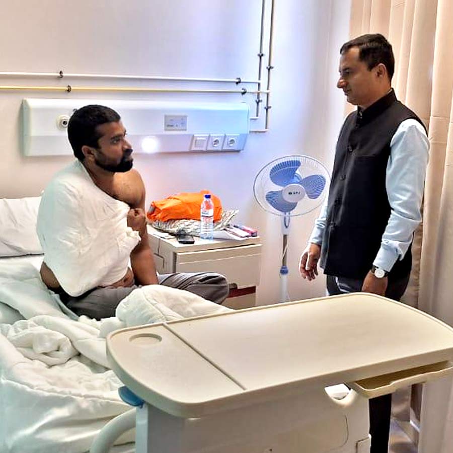 আহত ভারতীয়ের সঙ্গে মোজাম্বিকের হাসপাতালে দেখা করলেন বেইরার হাই কমিশনের কনসুলার অফিসার।