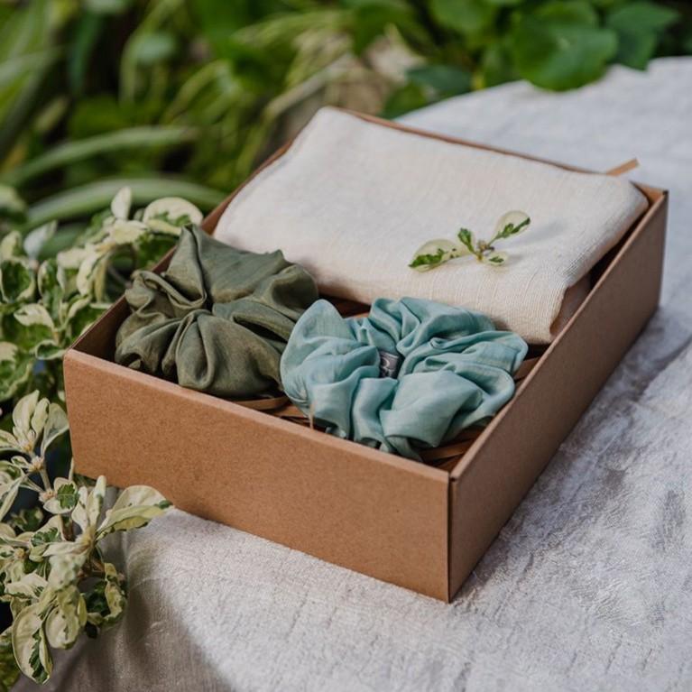 রুমাল - দুঃখের প্রতীক: রুমাল বা ন্যাপকিন উপহার দেওয়া অশুভ বলে ধরা হয়। লোক বিশ্বাস হল, রুমাল চোখের জল মোছার কাজে লাগে। তাই, রুমাল উপহার দিলে জীবনে দুঃখ বা শোক আসতে পারে এবং এটি সম্পর্কের মধ্যে বেদনা বা কষ্ট আনতে পারে।