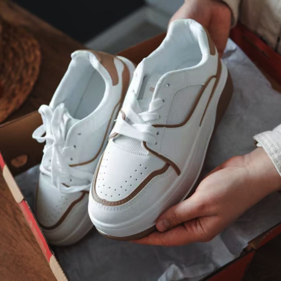 জুতো - দূরে চলে যাওয়া: অনেকেই মনে করেন, জুতো বা চটি উপহার দেওয়া উচিত নয়। তাঁদের বিশ্বাস অনুসারে, জুতো উপহার দিলে তা গ্রহণকারী দূরে 'হেঁটে চলে' যেতে পারেন! এর ফলে ভাই বা বোনের মধ্যে শারীরিক দূরত্ব তৈরি হতে পারে। সেই অর্থে এটি সম্পর্কের বিচ্ছেদের ইঙ্গিত দেয়।