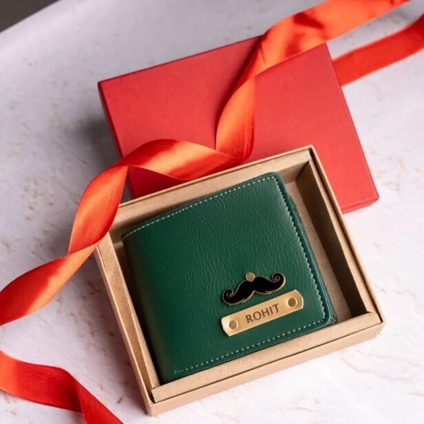 খালি ওয়ালেট - অর্থের অভাব: যদি কাউকে ওয়ালেট বা পার্স উপহার দিতে চান, তবে তা খালি দেওয়া ঠিক নয়। প্রচলিত বিশ্বাস হল - খালি ওয়ালেট আর্থিক অভাব বা দারিদ্র্যকে আকর্ষণ করে। তাই ওয়ালেটের মধ্যে শুভ চিহ্ন হিসাবে কিছু টাকা রাখা উচিত। এমনটা করলে নাকি উপহারের অশুভ প্রভাব দূর হয়।