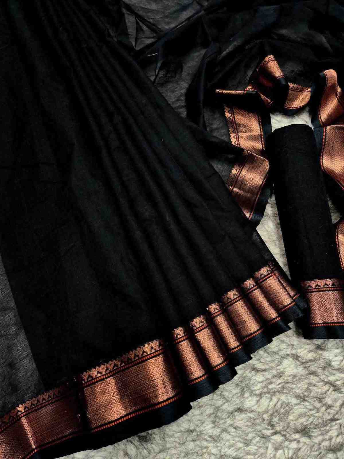 কালো পোশাক - নেতিবাচকতা: কালো রঙের পোশাক বা অন্য কোনও জিনিস উপহারে না দেওয়াই ভাল বলে মনে করা হয়। কারণ, কালো রং নেতিবাচক শক্তিকে টেনে আনে বলে মনে করা হয়। তাই, এটি ভাই বা বোনের জীবনে দুর্ভাগ্য বা খারাপ সময় আনতে পারে। উৎসবের দিনে উজ্জ্বল রং ব্যবহার করা শুভ মনে করা হয়।