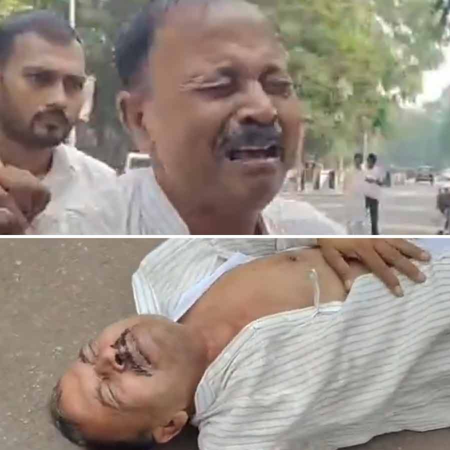 (উপরে) কান্নায় ভেঙে পড়েছেন আরজেডি নেতা মদন শাহ। (নীচে) রাস্তায় গড়াগড়ি খাচ্ছেন তিনি। ছবি: সংগৃহীত।