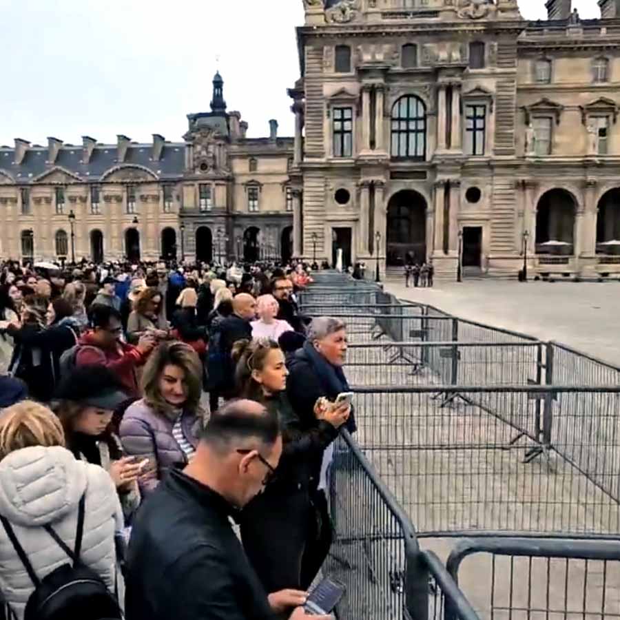 Louvre museum shut in Paris after robbery, cops in spot dgtl