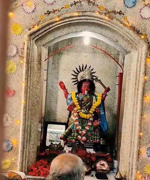 কখনও তিনি শিবের উপর দাঁড়িয়ে। 