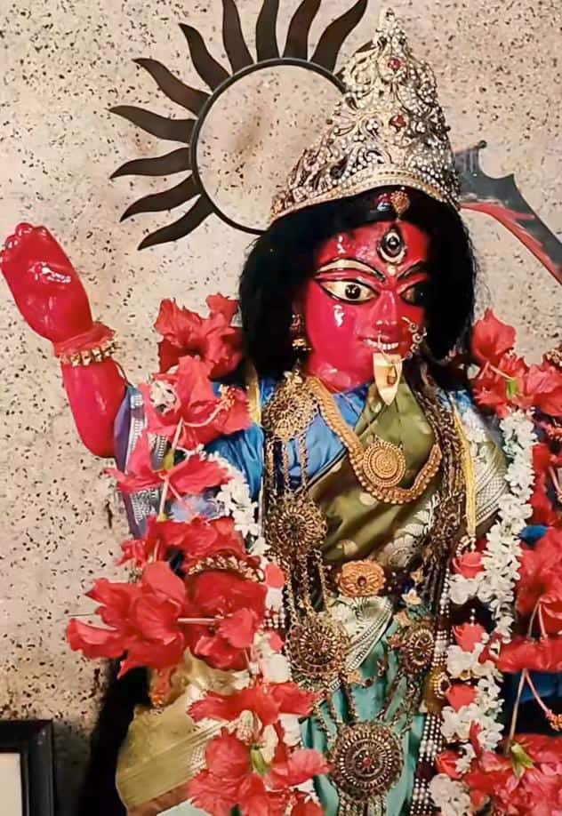 কখনও তাঁর চরণতলেই মহাকাল। 