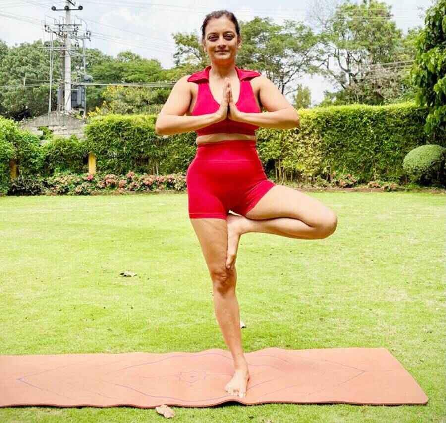 যোগাভ্যাসে ব্যস্ত ঊষসী চক্রবর্তী।