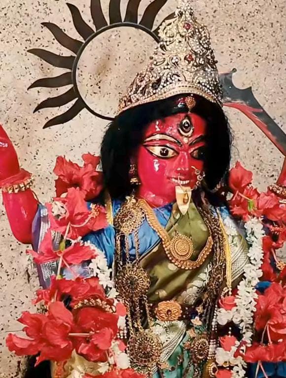 কিন্তু দ্বিতীয় বেশটির দর্শনও পাওয়া যায় নির্দিষ্ট কিছু জায়গায়। 