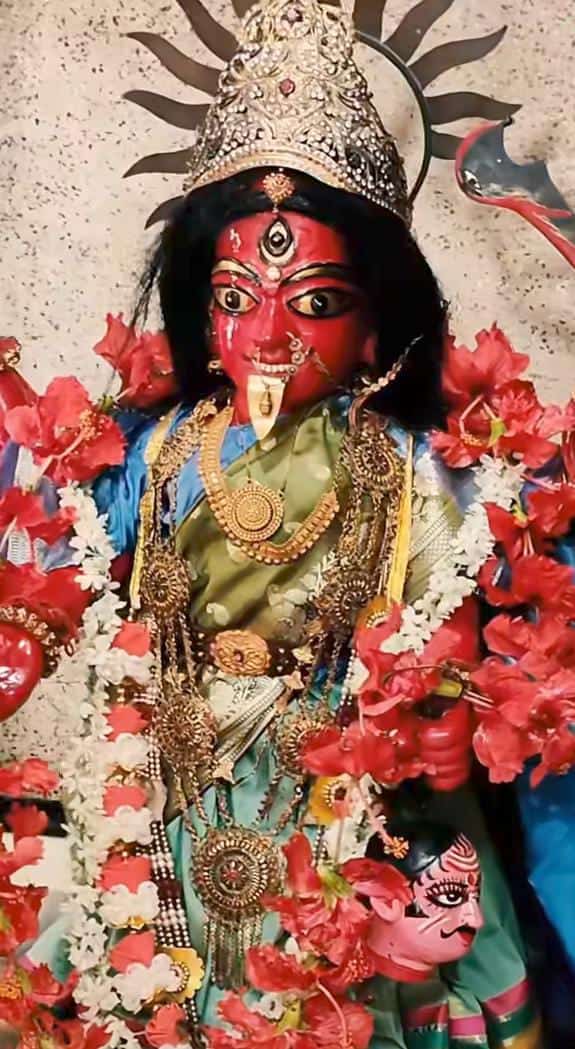 এই বিগ্রহের সঙ্গে নেই শিব। 