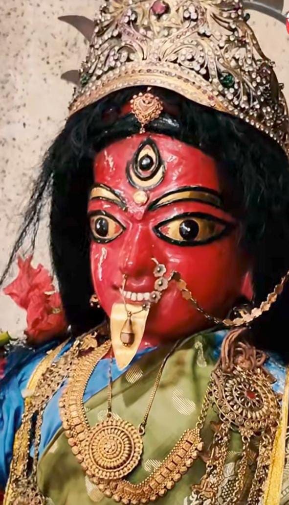 গলায় নেই মুণ্ডমালাও। 