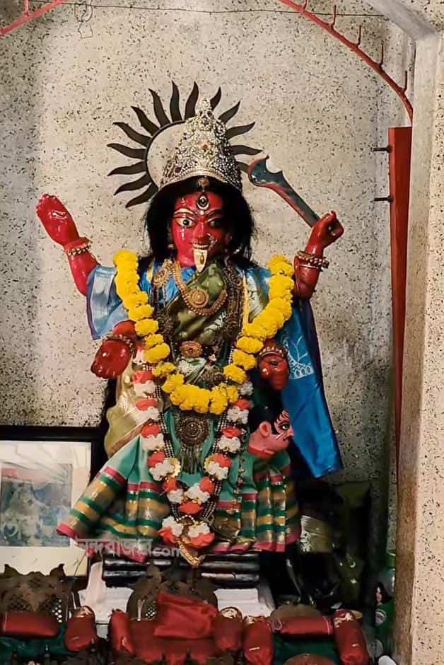 সম্পূর্ণ রক্তবর্ণা এই দেবীর বেদি-সহ মূর্তি তৈরি নিমকাঠ দিয়ে। 