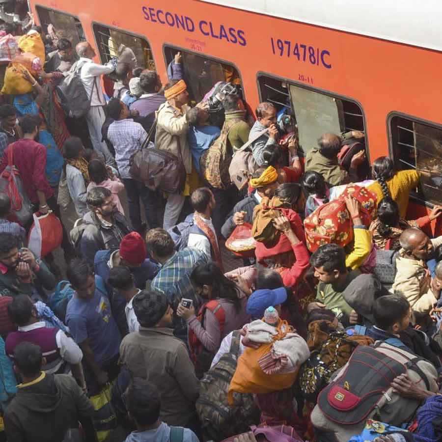 দীপাবলিতে বাড়ি ফেরার ধুম! ভিড়ের চাপে মুম্বইয়ে চলন্ত ট্রেন থেকে পড়়ে গেলেন তিন যাত্রী, মৃত ২