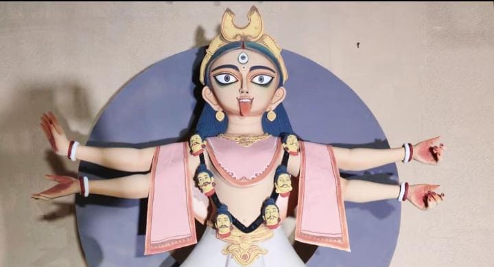 মৈনাক ক্লাব: দক্ষিণ কলকাতার বারোয়ারি কালীপুজোগুলির মধ্যে অন্যতম হল মৈনাক ক্লাবের আয়োজন। এ বার তাদের পুজোর ৫০ বছর পূর্তি হচ্ছে। সুবর্ণ জয়ন্তীতে তাদের উপস্থাপনা হল - প্রতিবাদী নারীর দেবী হয়ে ওঠার কাহিনি! যা রূপায়িত করবেন শিল্পী দীপাঞ্জন দে। 