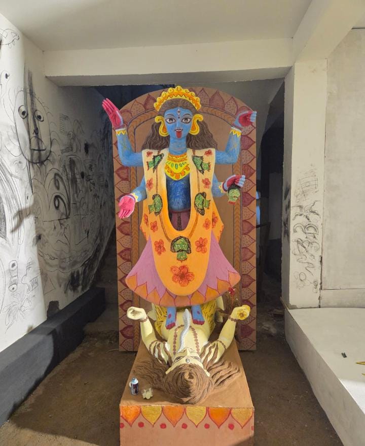 শ্রী কলোনি সমাজ সংঘ: রূপ নিকেতন কলাকেন্দ্রের কাছেই এই কালীপুজোর আয়োজন করা হয়। গত বছরের উপস্থাপনা ছিল চোখে পড়ার মতো। এ বারও তার ব্যতিক্রম হবে না বলেই আশা করা হচ্ছে। 