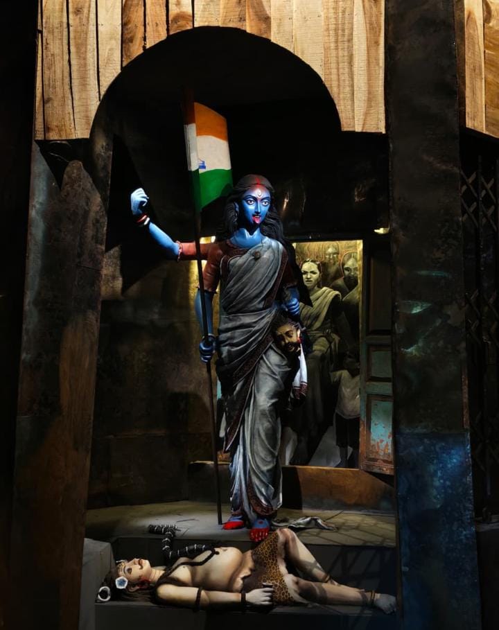 শ্যামা পল্লী শ্যামা সংঘ: যাদবপুরের সুলেখা মোড়ে, সুকান্ত সেতুর ঠিক বিপরীতে পুজোর মণ্ডপ নির্মাণ করা হয়। এটি দক্ষিণ কলকাতার অন্যতম জনপ্রিয় বারোয়ারি কালীপুজো। 