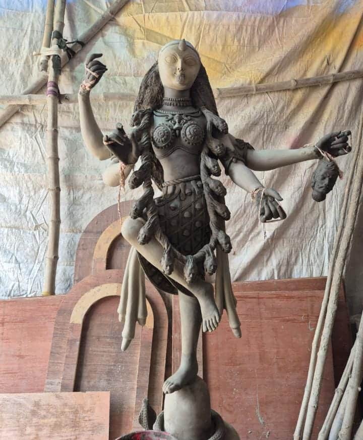 জপুর জয়শ্রী: দমদম জংশন লাগোয়া দমদম রোড বরাবর একাধিক বারোয়ারি কালীপুজো হয়। যাদের মধ্যে ইতিমধ্যেই নজর কেড়েছে জপুর জয়শ্রীর আয়োজন। এ বছরও তাদের শ্যামাপুজো নিয়ে মানুষের মধ্যে উৎসাহ রয়েছে।