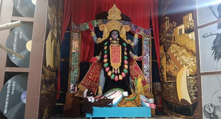 গিরীশ পার্ক ৫ স্টার স্পোর্টিং ক্লাব: গিরীশ পার্ক মেট্রো স্টেশন থেকে এই পুজো মণ্ডপটি কাছেই পড়বে। এ বারের কালীপুজোয় তাদের প্রতিমা বেশ বড় আকারের করা হচ্ছে। 