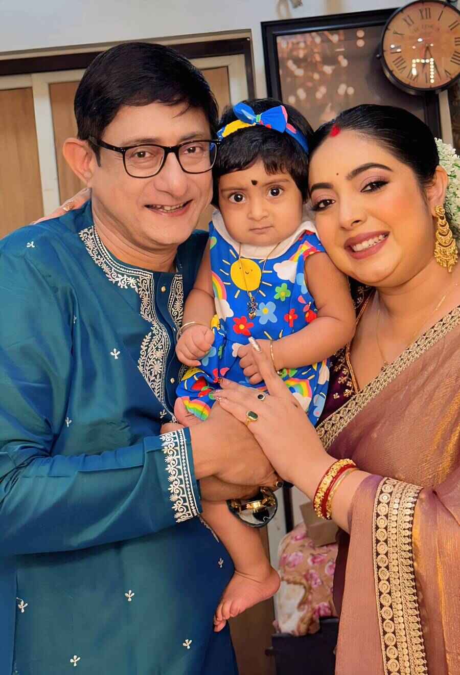 সপরিবার কাঞ্চন মল্লিক।