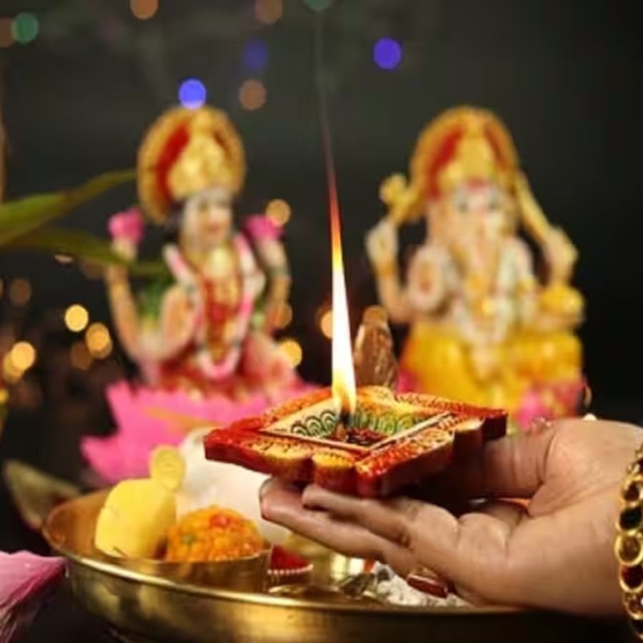 কালীপুজো এবং দিওয়ালি একই দিনে পড়েছে এই বছর। কালীর আরাধনা এবং লক্ষ্মী বা লক্ষ্মী গণেশের আরাধনা একই দিনে হবে। 