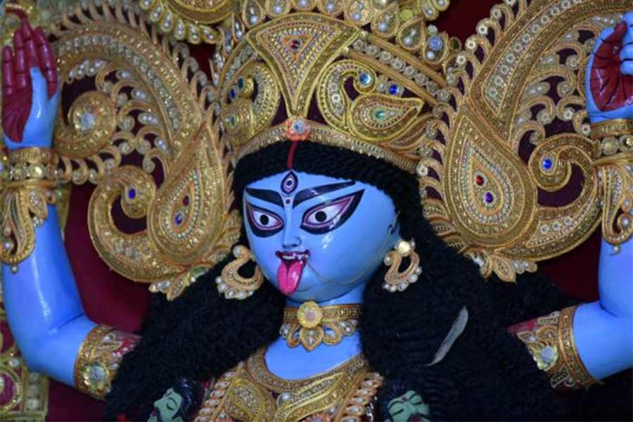 অন্য দিকে গুপ্তপ্রেস পঞ্জিকা মতে, ২০ অক্টোবর দুপুর ২টো ৫৭ মিনিটে অমাবস্যা শুরু হচ্ছে, শেষ হচ্ছে ২১ অক্টোবর বিকেল ৪টে ২৬ মিনিটে। 