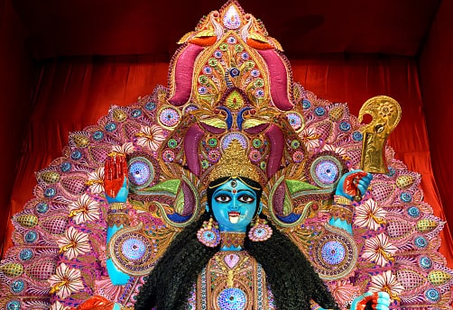 তবে কেউ চাইলে অমাবস্যা যত ক্ষণ আছে তার মধ্যে কালীপুজো করতেই পারেন। অমাবস্যা ছাড়ার পর বিসর্জনের পুজো বা অন্যান্য কাজ করা যেতে পারে। 