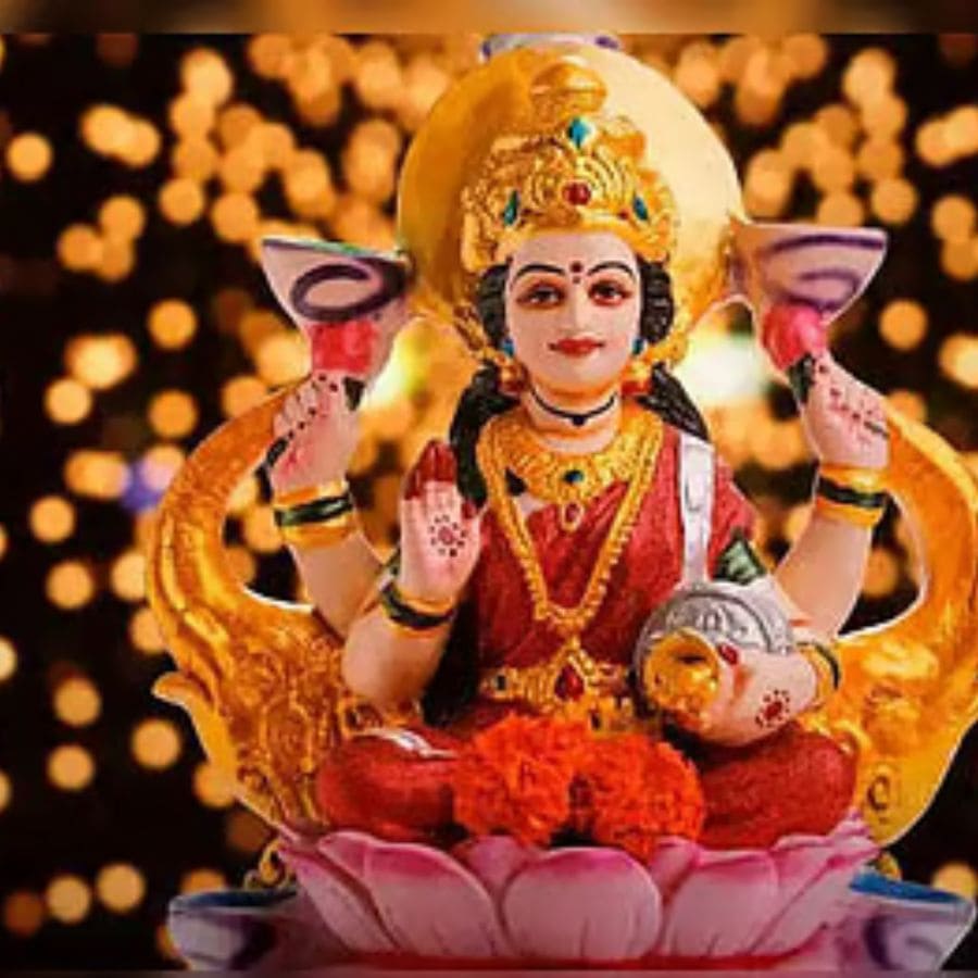 অমাবস্যা যে দিন সন্ধ্যার সময় পায় বা প্রদোষকাল পায় সেই সময়ই দীপান্বিতা লক্ষ্মী পুজো হয়। অর্থাৎ এই পুজোও ২০ অক্টোবর সন্ধ্যায় হবে। 