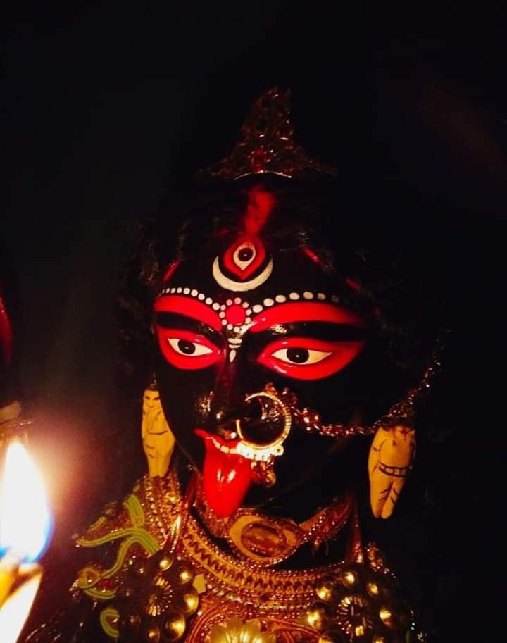 কালী গায়ত্রী মন্ত্র জপ করলে দেবী পথ দেখান বলে মনে করা হয়। এই মন্ত্র হল ‘ওম মহাকল্যৈ চ বিদ্মহে শ্মশান বাসিন্যৈ চ ধীমহি তন্নো কালী প্রচোদয়াৎ’। 