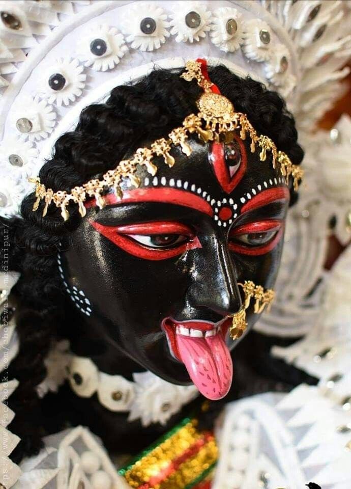 দেবীর আশীর্বাদ পেতে চাইলে মহাকালী মন্ত্র অর্থাৎ ‘ওম শ্রী মহা কালিকায়ৈ নমঃ’ জপ করুন। এতে শক্তি লাভ করবেন। 