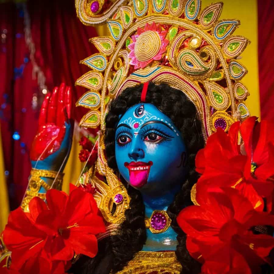 ‘ওম ক্লীং কালিকা য়ি নমঃ’ মন্ত্র জপ করলে দূর হয় সমস্ত জটিলতা। 