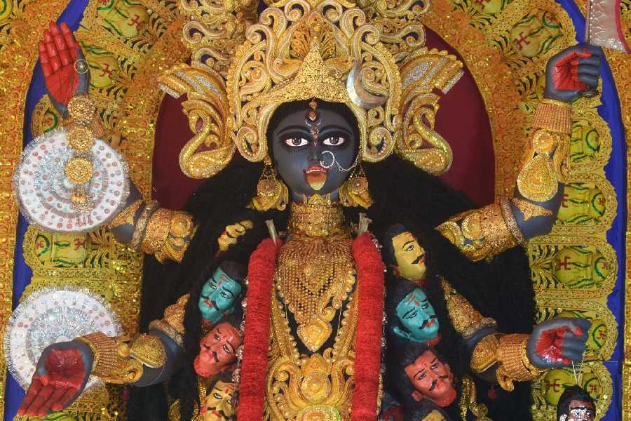 শরীর, মন যদি প্রস্তুত না থাকে কালী মন্ত্র কখনই পাঠ করা উচিত নয়। দেবীর তেজ সকলে সহ্য করতে পারেন না।  (এই প্রতিবেদনটি ‘আনন্দ উৎসব’ ফিচারের একটি অংশ।)