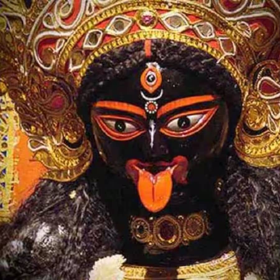 ‘ওম ক্রীং কালিকায়ৈ নমঃ’ জপ করলে শুদ্ধ চেতনা লাভ হয় বলে মনে করা হয়। 