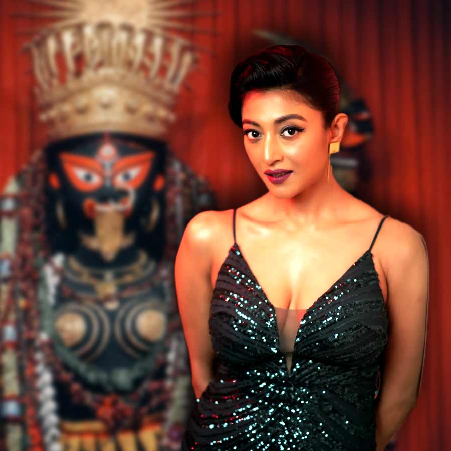 শ্যামাপুজোয় শ্যামবর্ণাদের নিয়ে পাওলি দাম।