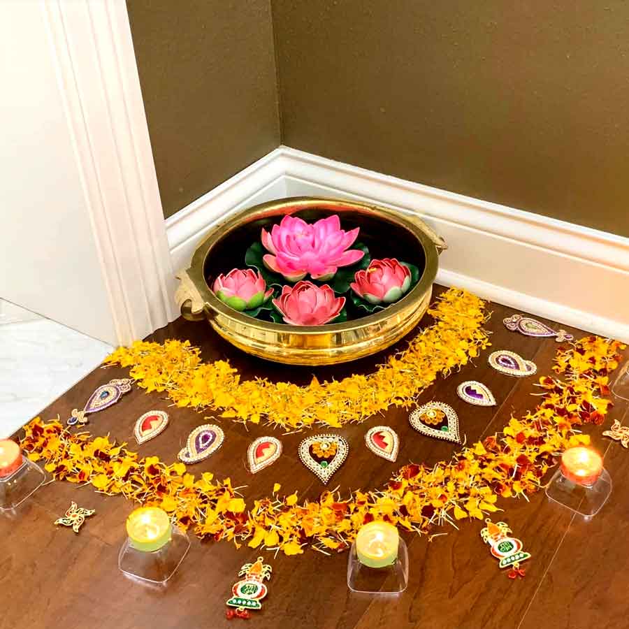 জল, ফুল, বাতি দিয়ে সাজিয়ে নিন ঘর।