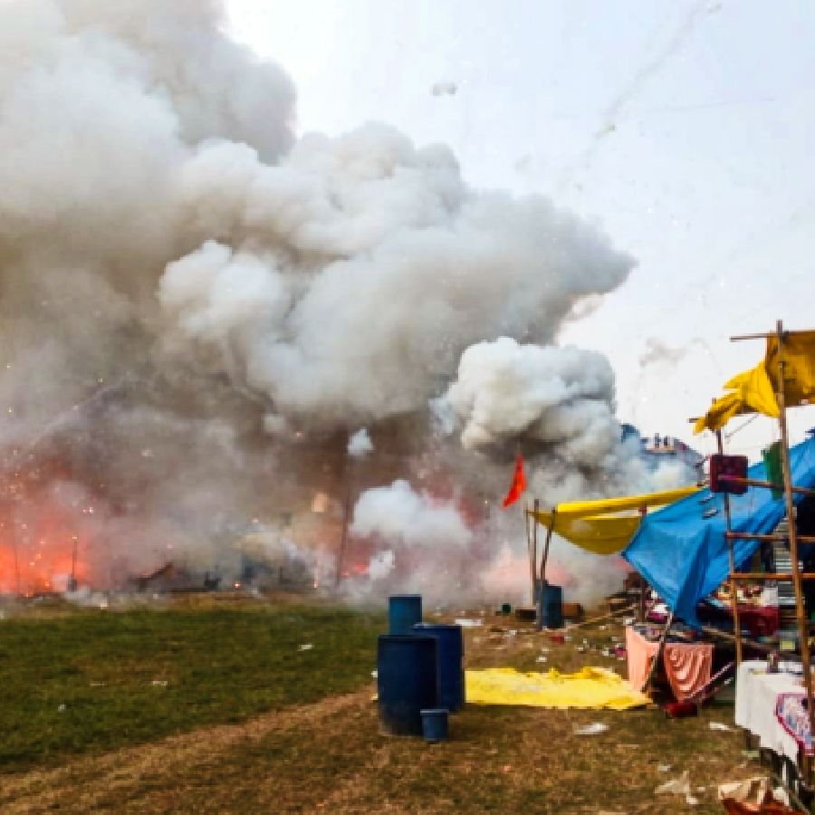 উত্তরপ্রদেশে আতশবাজির বাজারে আগুন! পুড়ে ছাই হয়ে গেল ৬৫টি দোকান, কোটি কোটি টাকার ক্ষয়ক্ষতি