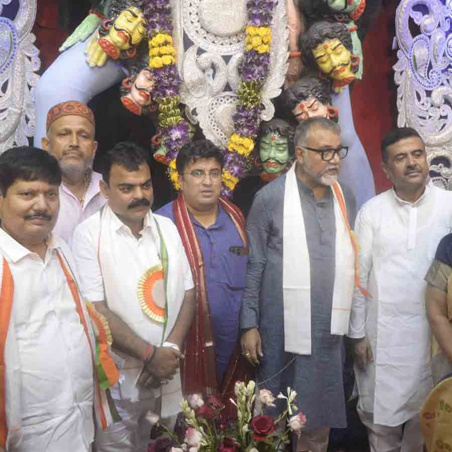 Oppsition leader  Suvendu Adhikari faces agitation on way to Kali puja inauguration