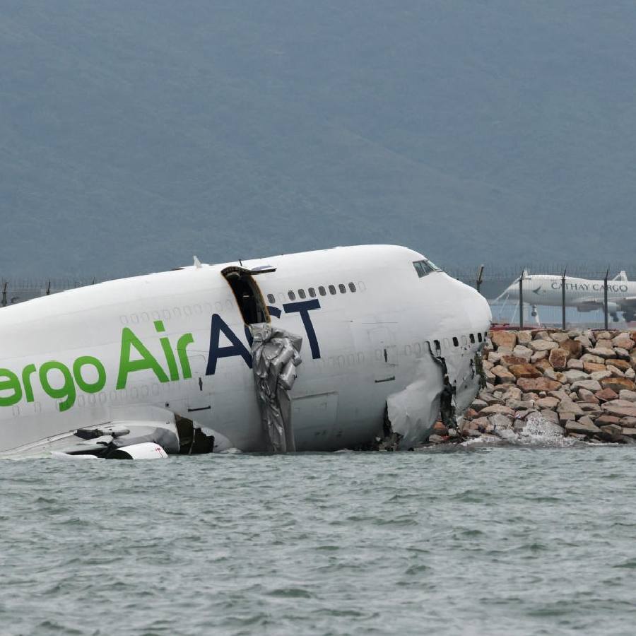 Cargo jet skidded into sea in Hong Kong Airport dgtl