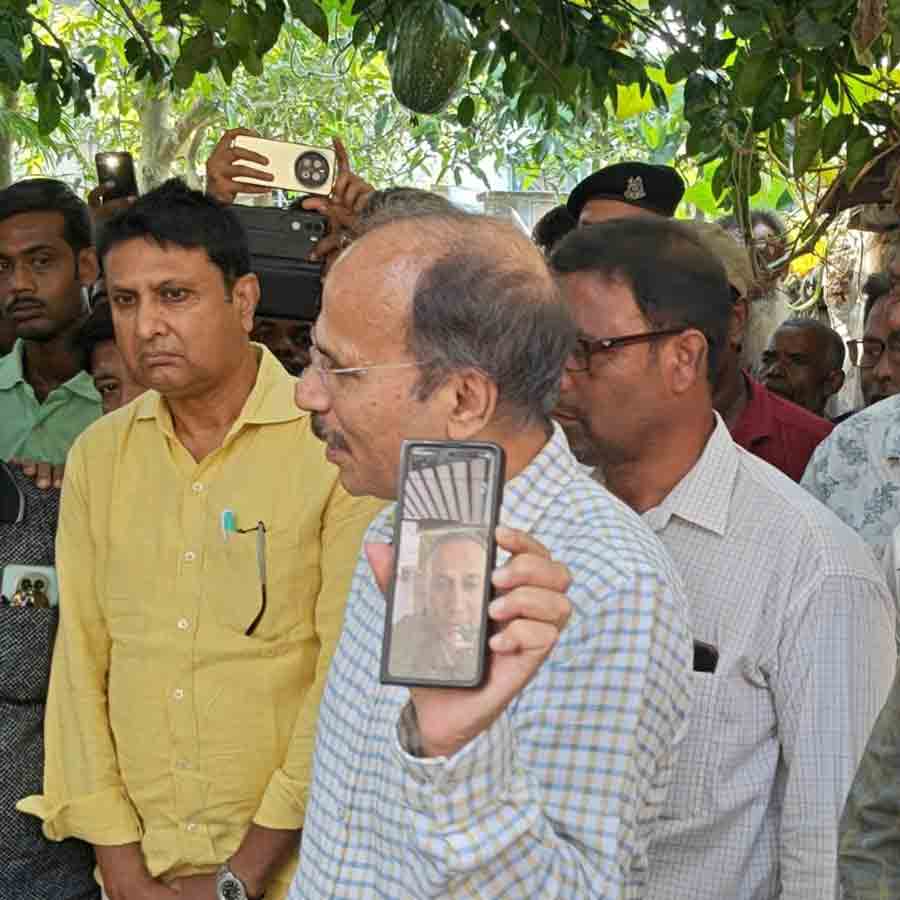 Adhir Choudhury meets families of deceased migrants, demands local job