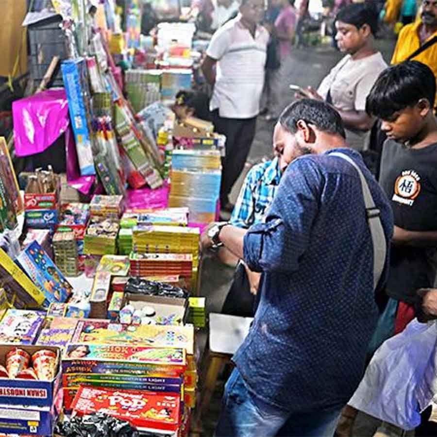 অবাধে: রাস্তার পাশেই বিক্রি হচ্ছে বাজি। রবিবার, উল্টোডাঙার মুচিবাজারে।