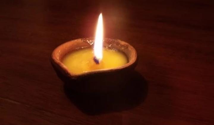 দেবীর কৃপা পেতে কালীপুজোর দিন সকাল থেকে গোটা রাত একটা ঘিয়ের প্রদীপ জ্বালিয়ে রাখুন। এই প্রদীপটি সিংহাসন বা কালী মূর্তির সামনে রাখবেন। খেয়াল রাখবেন এই প্রদীপ যেন কোনও ভাবেই নিভে না যায়। 