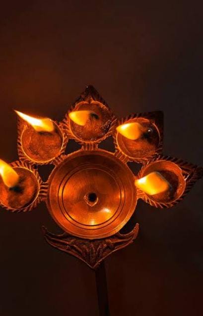 কালীপুজোর রাতে যদি বাড়ির ছাদে একটি পাঁচমুখী প্রদীপ জ্বালতে পারেন তা অত্যন্ত শুভ বলে মনে করা হয়। 