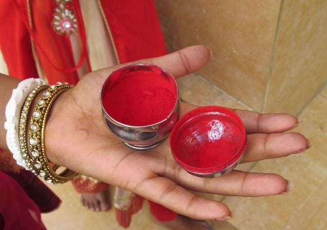 দেবীর চরণের সিঁদুর বিবাহিত মহিলারা সারা বছর সিঁথিতে পরুন। স্বামীর দীর্ঘায়ু হবে। 