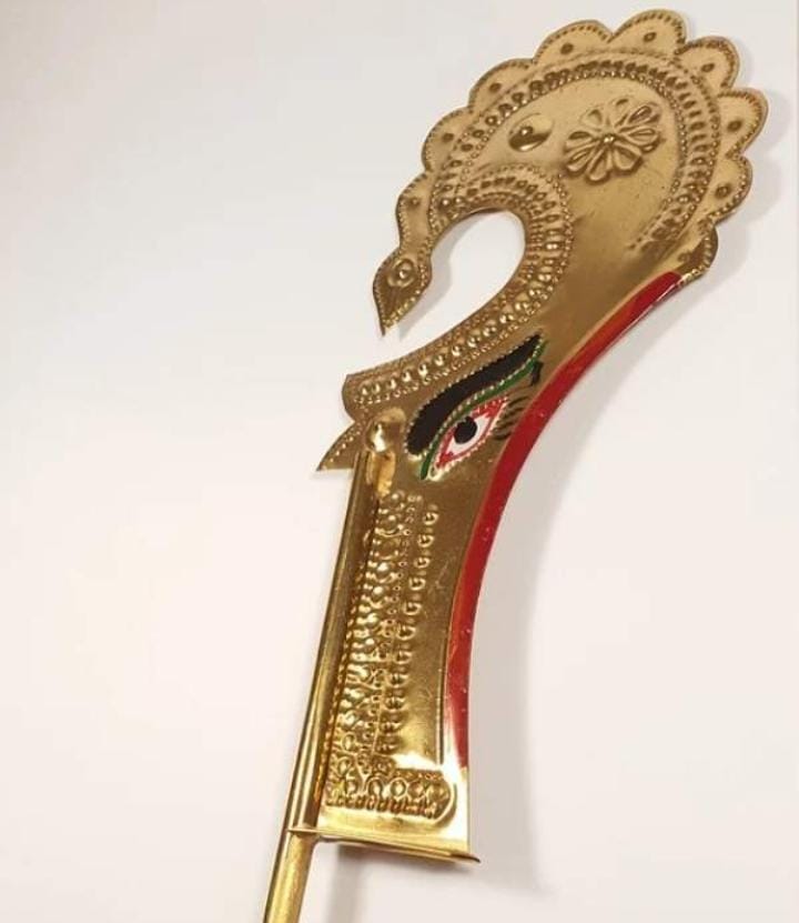 শত্রু দমন করতে চাইলে দেবীর খড়গ এনে বাড়িতে রাখতে পারেন। 