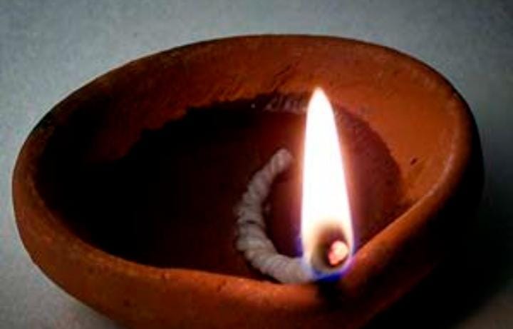 এ ছাড়াও শত্রু দমন করতে চাইলে দেবীর সামনে তেলের প্রদীপ জ্বালান। এর পর একটি লেবুকে দু টুকরো করে তাতে তিনটি লবঙ্গ পুঁতে দিন। সেই লেবুর টুকরোগুলো পর দিন আপনার শত্রুর বাড়ির সামনে ফেলে দিন। 