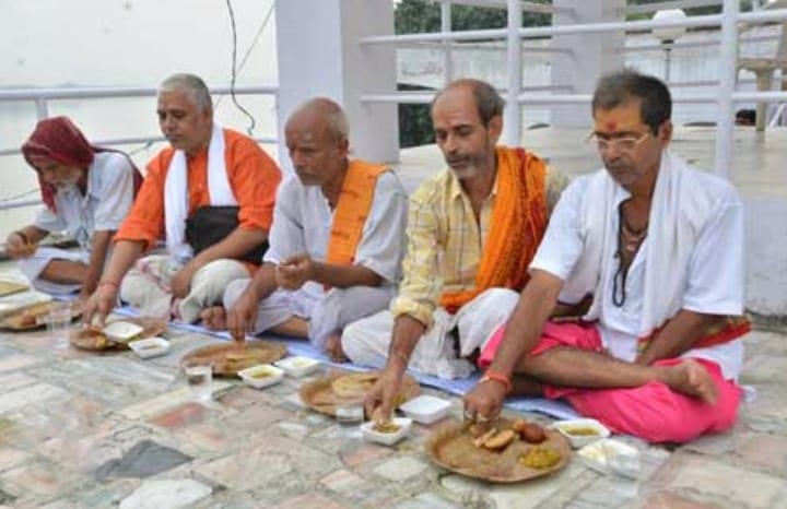 কালীপুজোর দিন উপোস করছেন? সুফল পেতে চাইলে কালীপুজোর পরের দিন পাঁচজন ব্রাহ্মণকে ভোজন করান। 